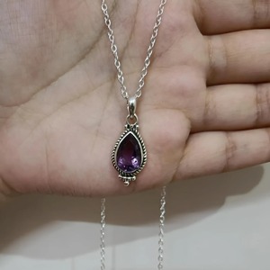 จี้ทำมือจากอเมทิสต์ ประดับด้วยกรอบเงินแท้ ประดับด้วยพลอยสีม่วงธรรมชาติทรงลูกแพร์ เครื่องประดับสไตล์โบโฮ พลอยประจำเดือนกุมภาพันธ์ - Product Image 4