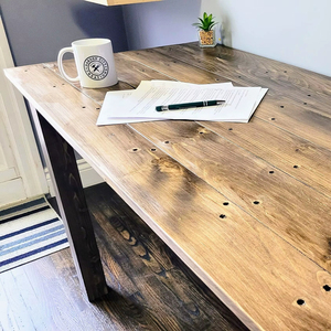 Mesa de Comedor de Madera Sólida de Estilo Rústico de Lujo, Muebles de Comedor de Madera Hechos a Mano con Textura de Grano Natural para Espacios de Comedor Modernos - Product Image 1