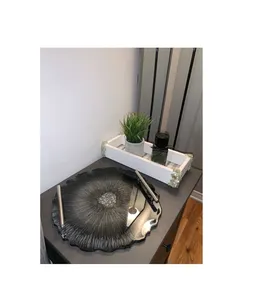 Plateaux décoratifs élégants en résine faits à la main avec des motifs métalliques et végétaux pour table à manger moderne et décoration intérieure - Product Image 2