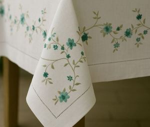 ผ้าปูโต๊ะปักลายดอกไม้สีฟ้าสวยงาม ทันสมัย สีขาว ทำจากผ้าฝ้าย ทนทาน ขนาดใหญ่ ปักขอบอย่างดี ซักได้ รับผลิตตามสั่งขายส่ง - Product Image 2