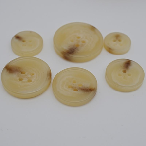 Hebilla de Cuerno Artesanal de Alta Calidad con Cuatro Agujeros, Patrón de Cuerno de Color Natural, Rectangular Mate, Estilo Casual, Ecológica - Product Image 3