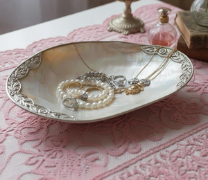 Plato de servir de nácar que combina elegancia natural y artesanía, ideal para entretener o añadir un toque de lujo a la decoración. - Product Image 6