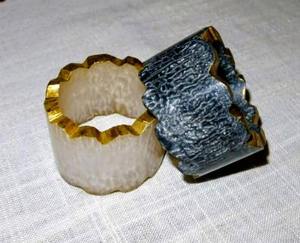 Anneaux de serviette en résine de haute qualité avec accents dorés, élégants et durables, pour restaurants et maisons, disponibles à la vente - Product Image 1