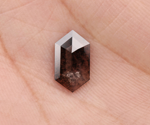 เพชรทรงหกเหลี่ยม OM GEMS น้ำหนัก 1.00 กะรัต เจียระไนแบบเกลือพริกไทย ฝังด้วยเลเซอร์ เพชรเลี้ยงในห้องปฏิบัติการ เพชรเกลือพริกไทยแบบสั่งทำพิเศษ - Product Image 6