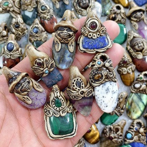 Pendentif en argile polymère avec pierres précieuses naturelles mélangées pour la fabrication de bijoux - 35x19x11mm 60x25x11mm Moyenne 75 carats - Product Image 1