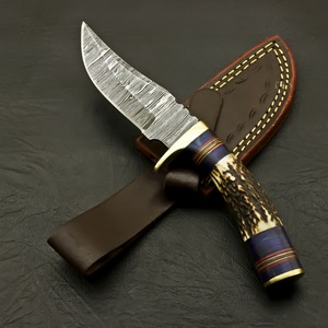 Couteau de poche artisanal en acier Damas de qualité industrielle, manche en corne de cerf, étui en cuir, lame à pointe clip, pour usage extérieur et camping 8 - Product Image 4