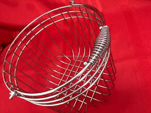 Panier à fruits en métal à base large avec un design pliable écologique pour contenir des produits variés, accès facile et flux d'air libre - Product Image 6