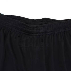 Maillot et short de football légers avec technologie de séchage rapide, tissu en maille respirant, idéal pour les températures chaudes et les matchs intenses - Product Image 5