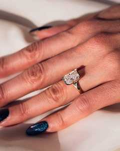 Bague de fiançailles demi-sertie avec diamant de laboratoire taille radiant de 4 carats, certifiée IGI, trois pierres - Product Image 2