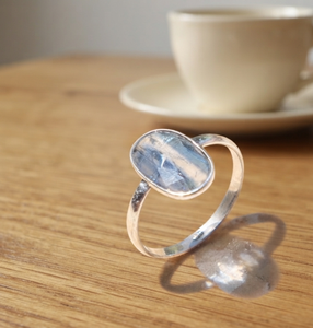Anillo de Piedra Preciosa de Cianita Azul Ovalada Natural, Plata de Ley 925 Pura, Chapado en Oro Amarillo y Oro Rosa, Hecho a Mano, Cabujón Minimalista - Product Image 1