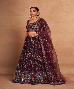 LEHENGA CHOLI DE DISEÑO CON BORDADO Y LENTEJUELAS DE GEORGETTE CON DUPATTA COLOR VINO 80130 Lehenga choli bordado al por mayor de la India - Product Image 2