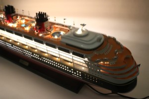 DIS.NEY MAGIC WITH LIGHTS Maquette de bateau de croisière américain en bois artisanal pour décoration de bureau, cadeau d'affaires, collection - Product Image 6