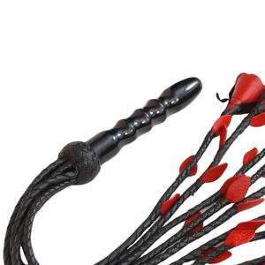 Fouet en cuir avec pointes rouges et brins tressés, prise en main confortable - Product Image 3