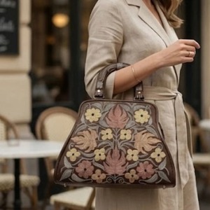 กระเป๋าหูจับด้านบนปักลาย kashmiri crewel-หนังสีน้ำตาลเข้มพร้อม Monstera & Daisy - Product Image 1