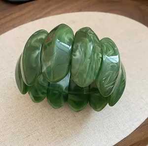 สร้อยข้อมือเรซิ่นทำมือ กำไลยางยืด สีพื้น ลูกปัดสามมิติ เครื่องประดับสำหรับผู้หญิง ของขวัญ งานฝีมือเรซิ่น - Product Image 6