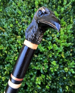 Canne de marche en bois sculptée à la main, design rustique écologique de luxe, tête de corbeau, cadeau de retraite fait main - Product Image 2
