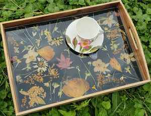 Plateau de service en bois avec fleurs séchées réelles dans de la résine époxy, fait main, décoration florale rustique pour la maison, plateau de table basse, cadeau unique - Product Image 6