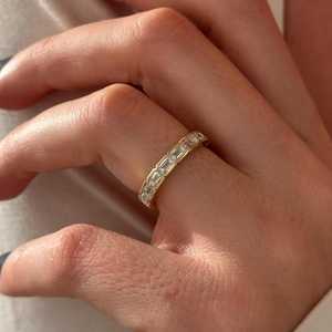 แหวนเพชรทรงเหลี่ยมมรกต 2.5 กะรัต เพาะเลี้ยงในห้องปฏิบัติการ แบบ Eternity Ring ตัวเรือนทองคำขาว 14k ประดับเพชรทรงเหลี่ยมมรกตแบบ Eternity Band - Product Image 6