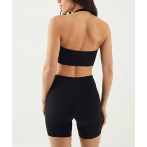 Sujetador deportivo de yoga de nailon y elastano personalizado, de alta elasticidad, con cuello en V y diseño frontal retorcido, de patrón liso, de alto impacto, tipo halter. - Product Image 3