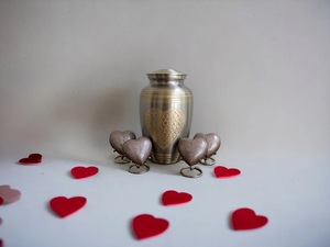 Urnes funéraires en laiton finition or antique pour cendres, grand cœur doré, fabricant direct, pot décoratif pour commémoration funéraire et inhumation - Product Image 4