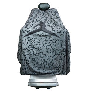 Cape de coiffure Jordan noire en polyester résistante à l'eau, avec logo et texte rouge Michael - Product Image 4