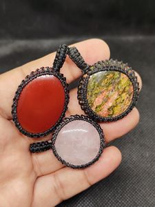 Los más vendidos: Lote al por mayor de collares de moda con colgantes de macramé de hilo y gemas de unakita de formas mixtas en latón. - Product Image 3