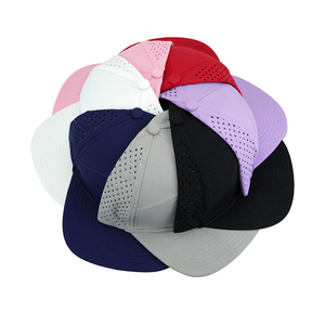 Casquette de baseball tendance, fabriquée avec un matériau léger et une calotte structurée qui donne à votre tenue un look épuré et sportif. - Product Image 3