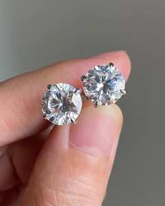 Boucles d'oreilles solitaires classiques à 4 griffes en or blanc massif avec diamant de laboratoire CVD, fermoir à bouton, bijoux fins de luxe pour mariage - Product Image 1
