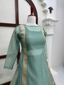 Conjunto Tradicional Indio de Lehenga, Kurti y Salwar Kameez de Seda, Largo hasta el Suelo, Hecho con Materiales Reciclados, para Fiestas y Bodas, para Mujer - Product Image 5
