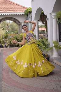 Ensemble Lehenga brodé jaune avec blouse ornée de miroirs, robe de mariée indienne traditionnelle en coton longueur ras du sol, coupe ample pour femme - Product Image 5