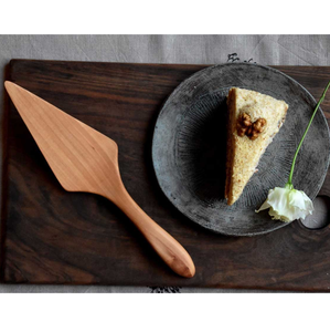 Servidor de pasteles de madera maciza en forma de triángulo para uso en mesa de hogar, para servir postres y repostería, a precio de mayoreo. - Product Image 3