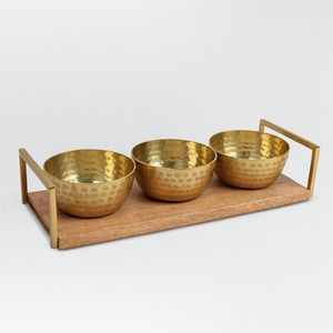 Ensemble de 3 bols décoratifs à texture martelée plaqués or avec poignée latérale, plateau en aluminium et bois - Product Image 1