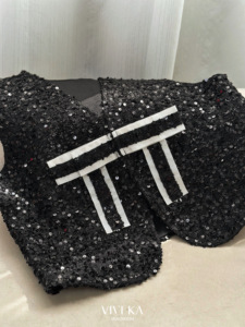 Gilet féminin noir en tweed à sequins pour femme, sans manches, col en V, court, texturé, avec bordure contrastante et boutons sur le devant - Product Image 6