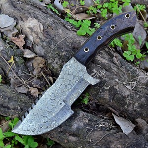 Cuchillo de camping personalizado hecho a mano con hoja dentada, acero de Damasco, mango de cuerno, funda de cuero, OEM/ODM disponible, punta de clip - Product Image 1