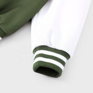 Veste universitaire personnalisée pour homme, bicolore, manches violettes et blanches, fermeture à boutons pression, style baseball. - Product Image 5