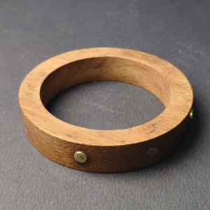 Brazalete Clásico de Madera Maciza con Remaches Pequeños de Latón Pulido - Pulsera de Madera Natural Estilo Rústico Chic - Acabado a Mano - Product Image 2