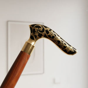 Canne de marche en bois durable pour adultes et seniors avec une poignée confortable et un excellent soutien - Product Image 2