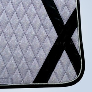 Al por mayor OEM Manta de silla de montar para equitación de doma y salto, acolchada con diamantes, con brillo de lavanda, diseño de rayas negras diagonales y purpurina - Product Image 3