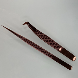 แหนบต่อขนตาคุณภาพสูง Diamond Grip ใช้ซ้ำได้ แบรนด์ส่วนตัว สีโรสโกลด์ สแตนเลสสตีล ปลายไฟเบอร์ 45/90 องศา สำหรับต่อขนตาวอลลุ่ม - Product Image 1