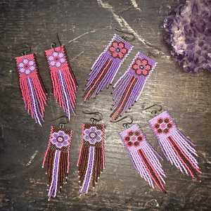 Boucles d'oreilles pendantes faites à la main avec franges de perles de rocaille, style bohème, motif floral rose et violet, longues pampilles, plumes et perles - Product Image 2