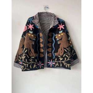 Chaqueta vintage de terciopelo marrón Suzani bordada con motivos de animales y corazones, estilo bohemio con cuello alto, ropa de abrigo de invierno para mujer. - Product Image 2
