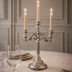 Candelabro antiguo de latón ornamentado con tres brazos y exquisitos detalles de incrustaciones florales de porcelana, disponible a precios de mayorista. - Product Image 2