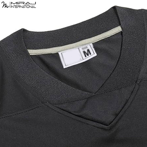 Maillot de football léger noir et jaune de qualité supérieure, fabriqué en tissu respirant et anti-humidité. - Product Image 6