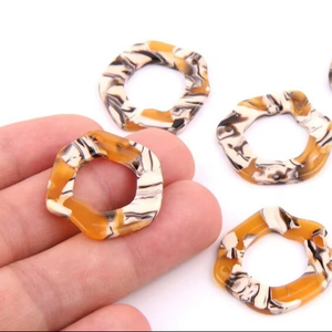 Boucles d'oreilles pendantes en résine pour femmes, design tendance avec de nouveaux styles, accessoire de mode authentique - Product Image 1