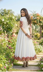 Conjunto de Kurti y Pantalón de Algodón Premium para Mujer, Bordado con Espejos Originales |   Ropa Festiva para Navratri Garba - Product Image 3