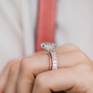 Bague en or massif 18 carats avec diamant taille émeraude, sertie à griffes, bijoux fins classiques pour femme - Product Image 2