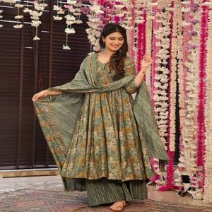 Conjunto de Kurta Anarkali de Rayón con Textura VASTRA COTTAGE y Pantalón con Dupatta de Chanderi Verde, Ropa Étnica para Mujer, Traje de Fiesta - Product Image 1