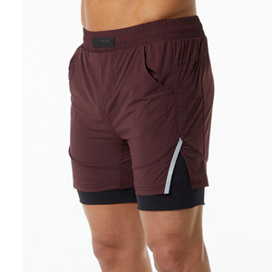 Shorts d'entraînement pour hommes, écologiques, à cordon de serrage, séchage rapide, double couche, fentes latérales, respirants, bordeaux, longueur genou, 2-en-1 - Product Image 1