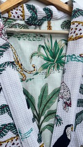 Bata de algodón tipo kimono con estampado animal, para spa, baño o descanso. - Product Image 4