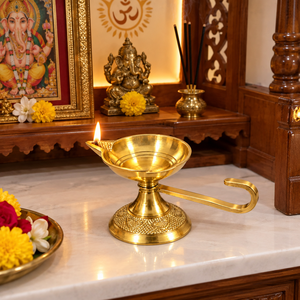 Diya traditionnel en laiton pour la décoration de la maison, les fêtes, les cérémonies religieuses, lampe à huile artisanale, fabricant en gros en Inde - Product Image 4